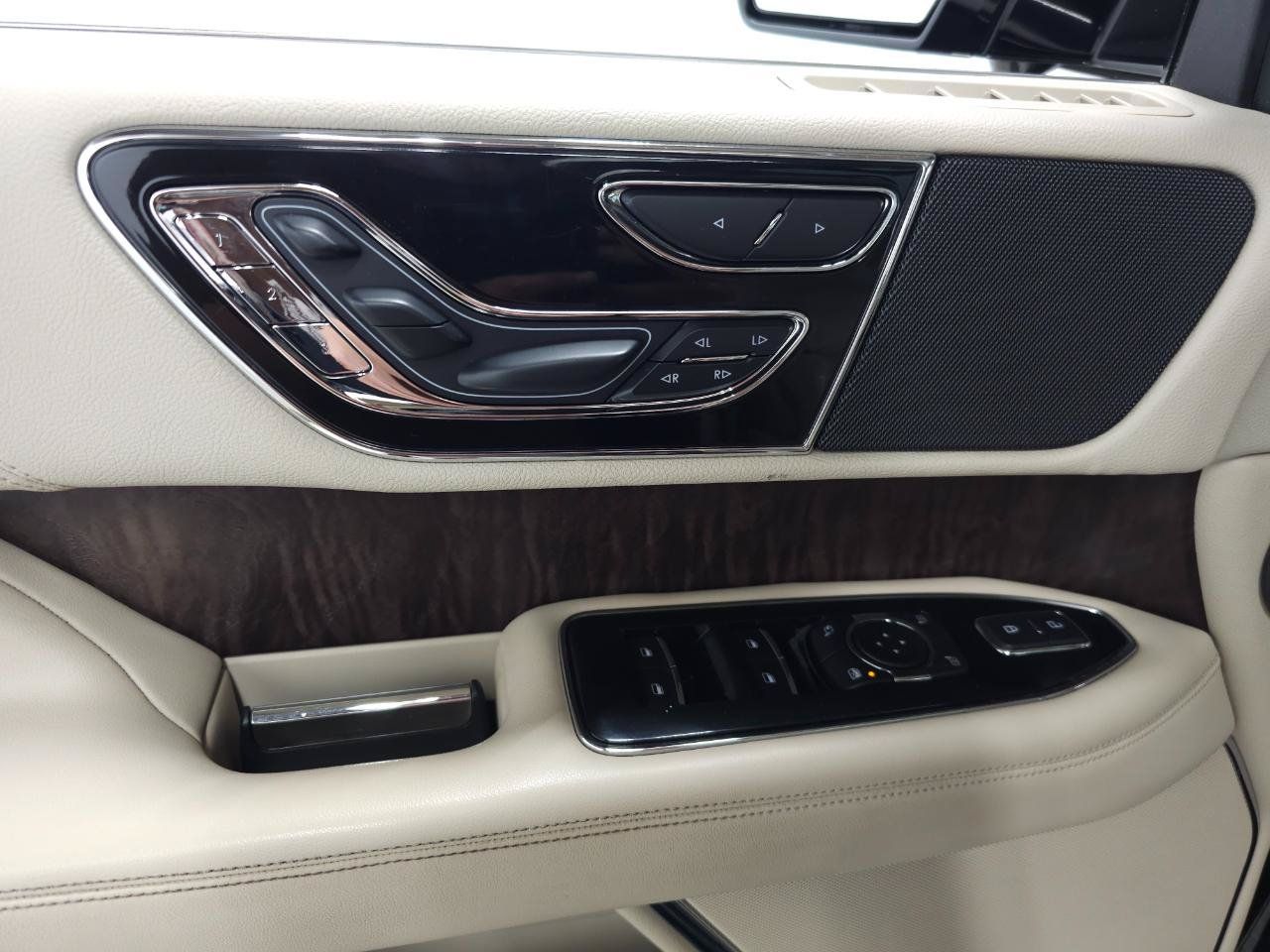 Used 2018 Lincoln Navigator Reserve w/ Technology Package AWD/4WD image 13