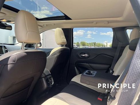Used 2017 Jeep Cherokee Latitude w/ Safety/Convenience Group FWD image 28