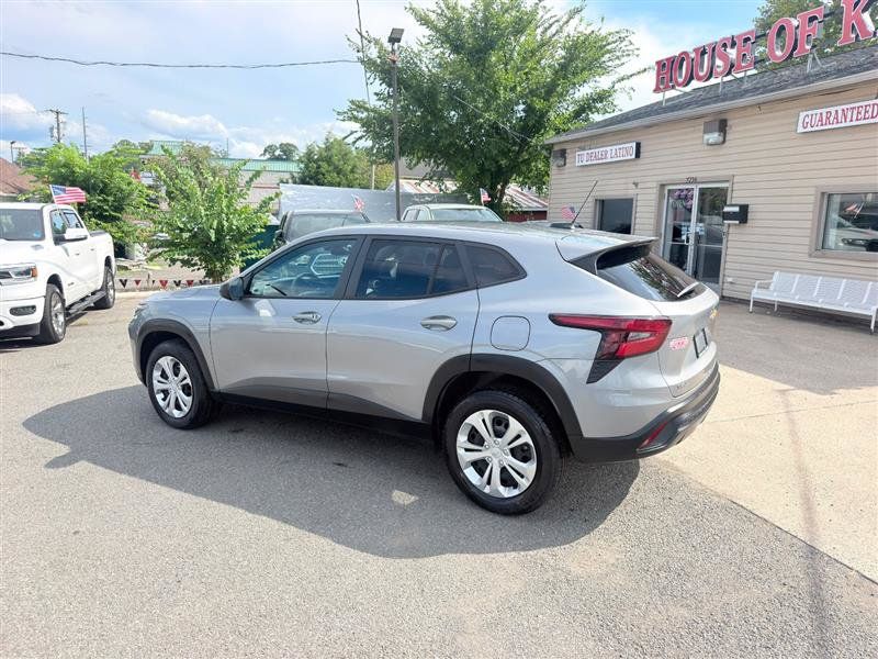 Used 2024 Chevrolet Trax LS w/ Driver Confidence Package FWD image 2