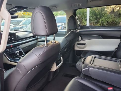 Used 2024 Kia Carnival LX image 10