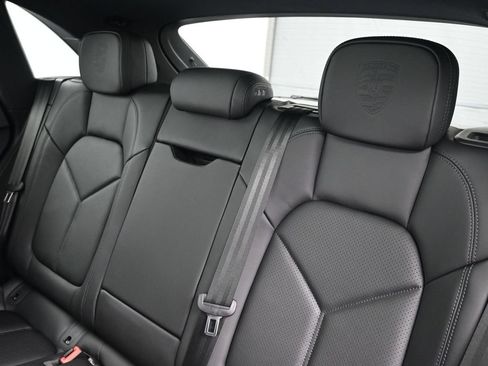 Certified 2026 Porsche Macan AWD/4WD image 6