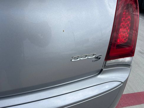 Used 2018 Chrysler 300 S w/ 300S Premium Group RWD image 7