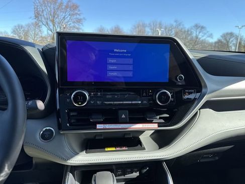 New 2026 Toyota Highlander Platinum image 15