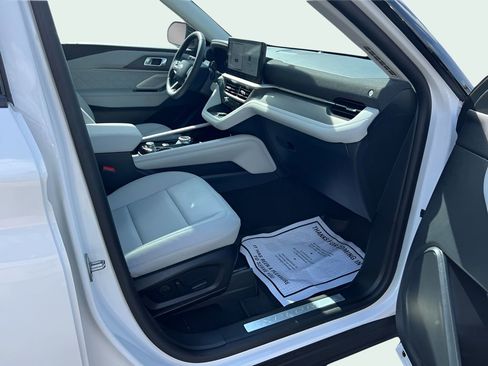 Used 2025 Ford Explorer Platinum w/ LUX Leather Package AWD/4WD image 25