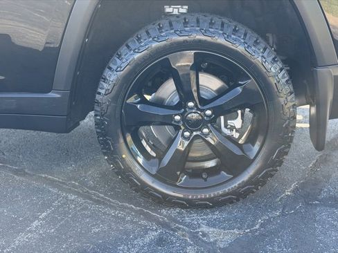 Used 2022 Jeep Grand Cherokee L Laredo image 8