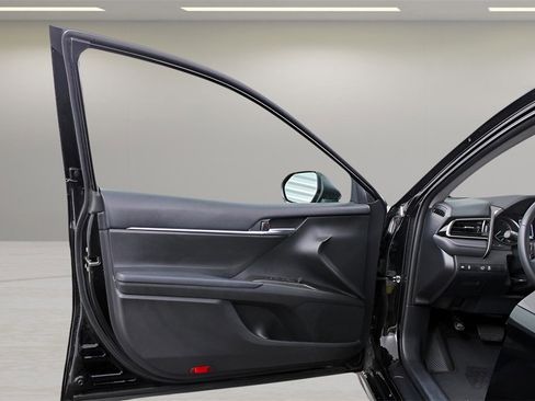 Used 2021 Toyota Camry SE image 30