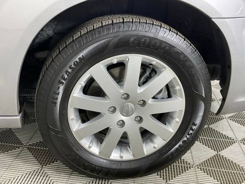Used 2016 Chrysler Town & Country Touring FWD image 8