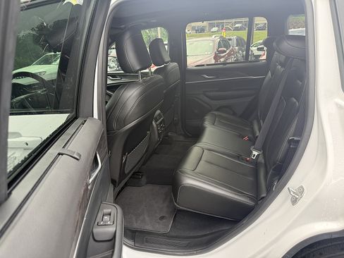 Used 2025 Jeep Grand Cherokee Limited w/ Luxury Tech Group II AWD/4WD image 12