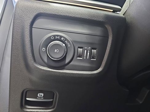 Used 2023 Jeep Grand Cherokee Limited w/ Black Appearance Package image 25