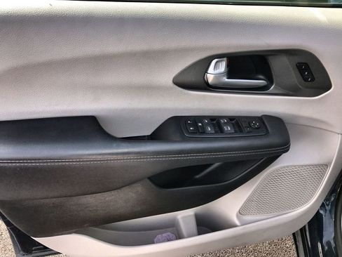Used 2024 Chrysler Pacifica Touring-L FWD image 13