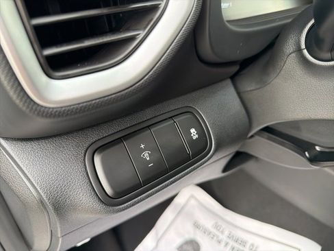 Certified 2025 Hyundai Venue SE image 18