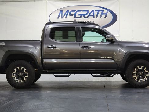 Used 2022 Toyota Tacoma TRD Off-Road w/ TRD Premium Off Road Package image 3