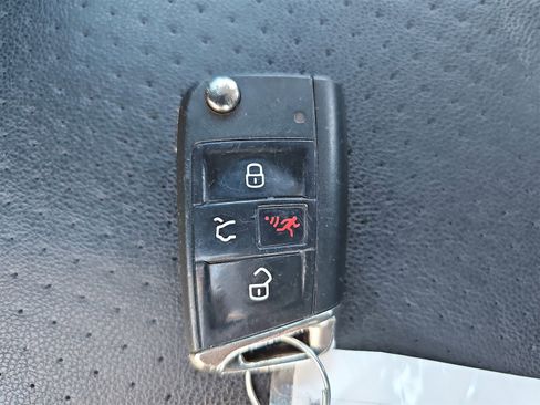 Used 2020 Volkswagen Tiguan SE image 37