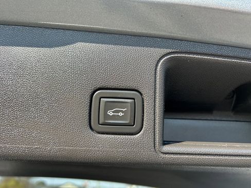 Used 2024 GMC Terrain SLT image 13