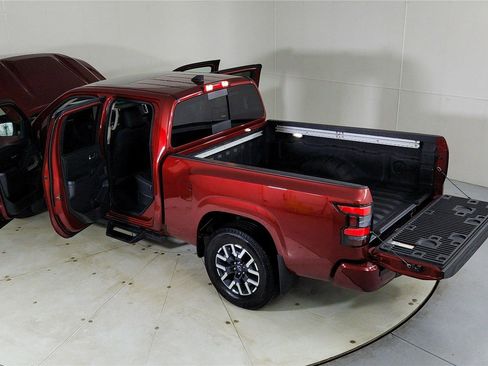 Used 2025 Nissan Frontier SL image 27