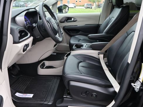 Used 2024 Chrysler Pacifica Touring-L FWD image 31