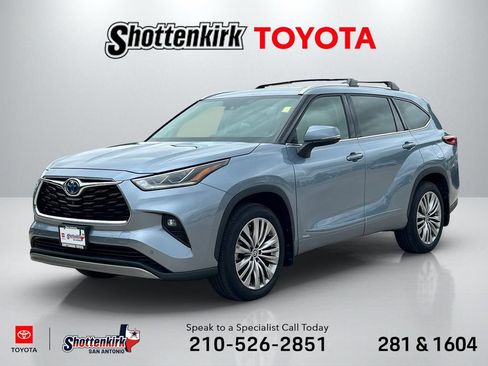 Used 2022 Toyota Highlander Platinum AWD/4WD image 1