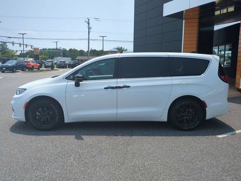 Used 2024 Chrysler Pacifica Touring-L FWD image 7