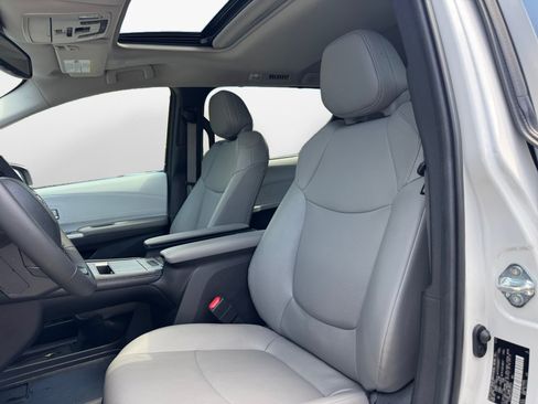 Used 2025 Toyota Sienna XLE FWD image 9