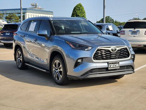 Used 2022 Toyota Highlander XLE FWD image 3