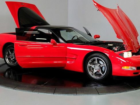 Used 2002 Chevrolet Corvette Coupe w/ Preferred Equipment Group2 image 9