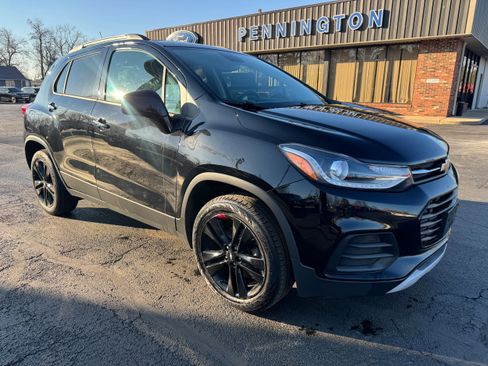 Used 2019 Chevrolet Trax LT w/ Sun & Sound Package image 8