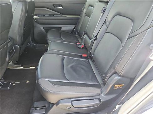 Used 2025 Nissan Pathfinder SL image 18