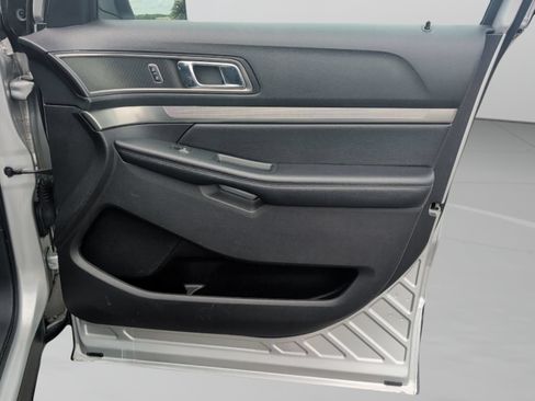 Used 2018 Ford Explorer XLT FWD image 39