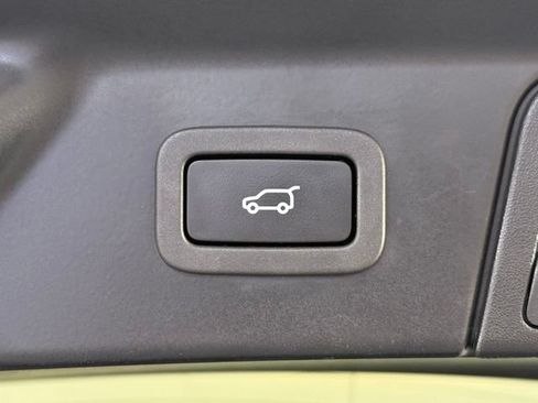 Used 2019 Land Rover Range Rover Velar S AWD/4WD image 18