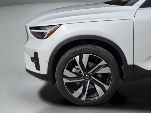 Used 2025 Volvo XC40 B5 Plus w/ Protection Package Premier image 39