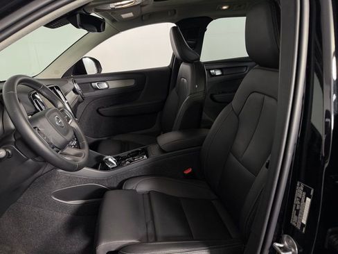 Used 2025 Volvo XC40 B5 Plus AWD/4WD image 22