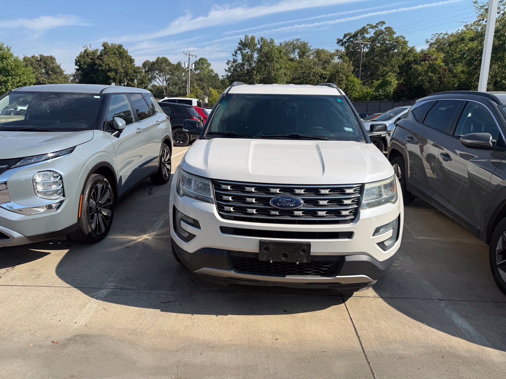 Used 2017 Ford Explorer XLT FWD image 2