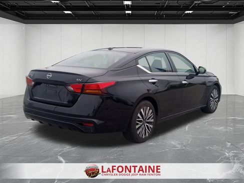Used 2024 Nissan Altima 2.5 SV FWD image 5