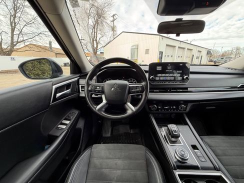 Used 2022 Mitsubishi Outlander SE image 2