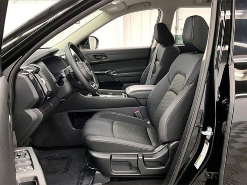 Used 2024 Nissan Pathfinder S image 18