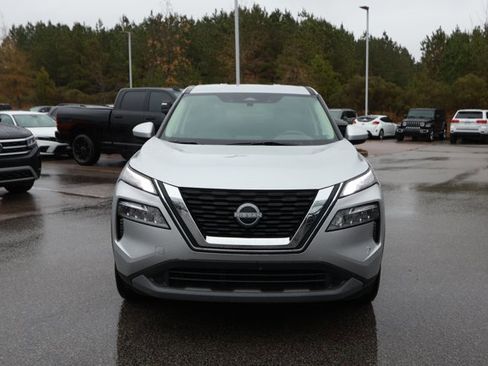 Used 2023 Nissan Rogue SV image 2