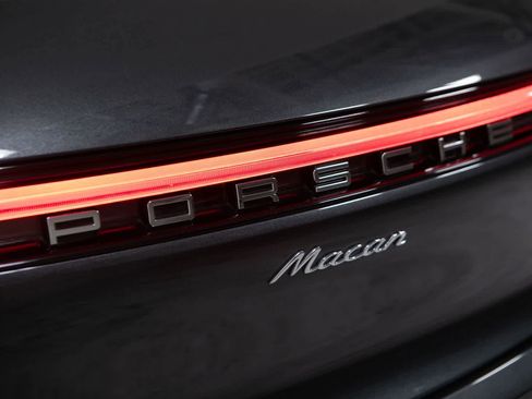 Certified 2024 Porsche Macan AWD/4WD image 19