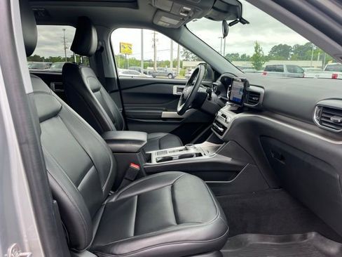 Used 2022 Ford Explorer XLT w/ Equipment Group 202A RWD image 11