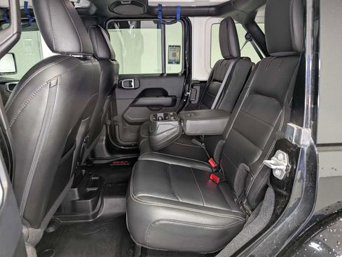 Used 2018 Jeep Wrangler Unlimited Sahara AWD/4WD image 22