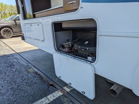 Used 2019 Chevrolet Express 4500 w/ RV Package RWD image 23
