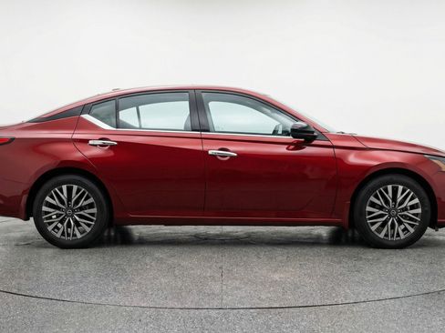 Used 2025 Nissan Altima 2.5 SV image 11