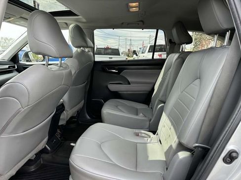 Used 2022 Toyota Highlander XLE image 7