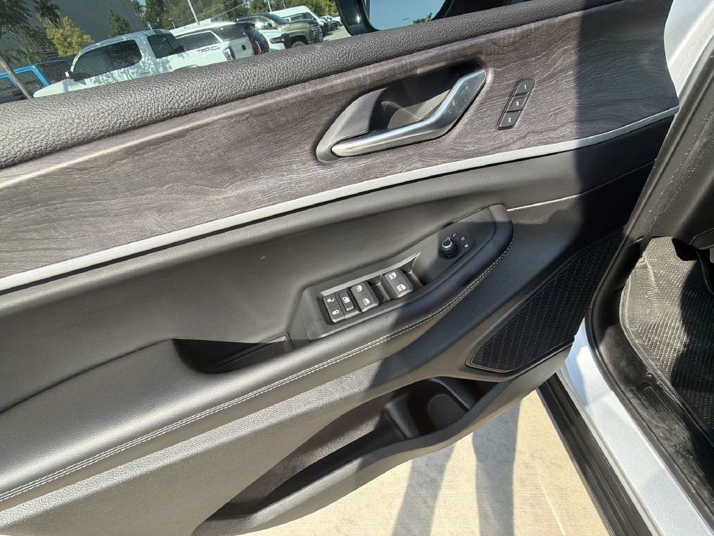 Used 2025 Jeep Grand Cherokee L Limited w/ Black Appearance Package AWD/4WD image 10