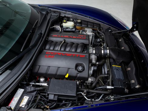 Used 2005 Chevrolet Corvette Coupe w/ Preferred Equipment Group RWD image 17