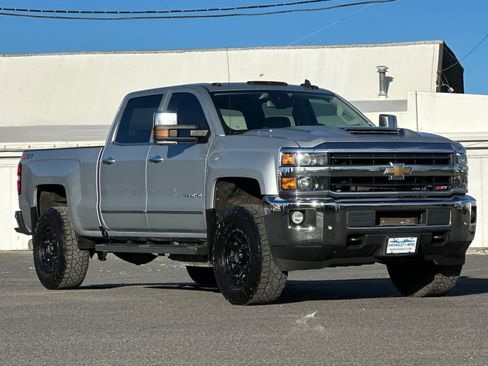 Used 2018 Chevrolet Silverado 3500 LTZ image 9