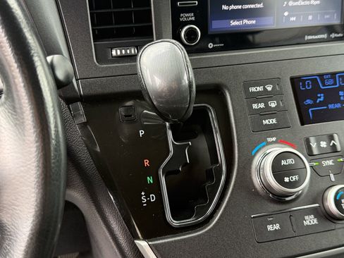 Used 2020 Toyota Sienna SE image 24