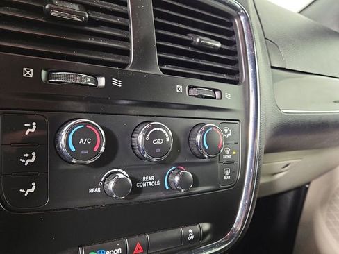 Used 2019 Dodge Grand Caravan SXT FWD image 19