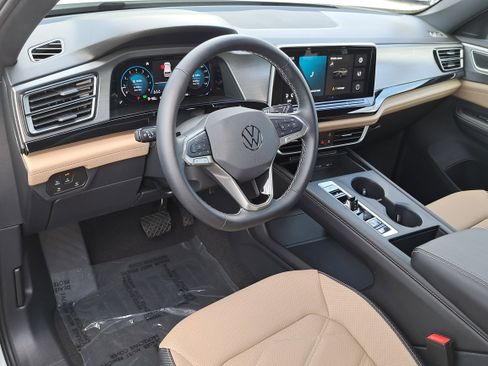 Used 2025 Volkswagen Atlas Cross Sport SE image 15