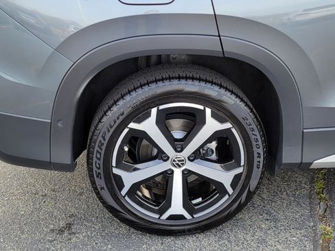 Certified 2025 Volkswagen Tiguan SE image 14