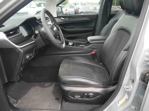 Certified 2025 Jeep Grand Cherokee Altitude AWD/4WD image 23